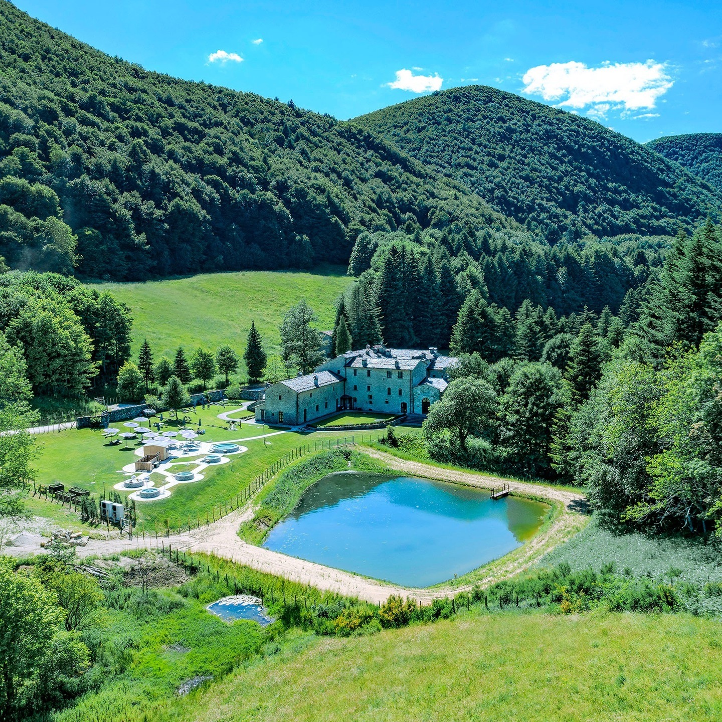 Il Relais SantAlberico, il laghetto del Monastero e la Sky Spa panoramica-1